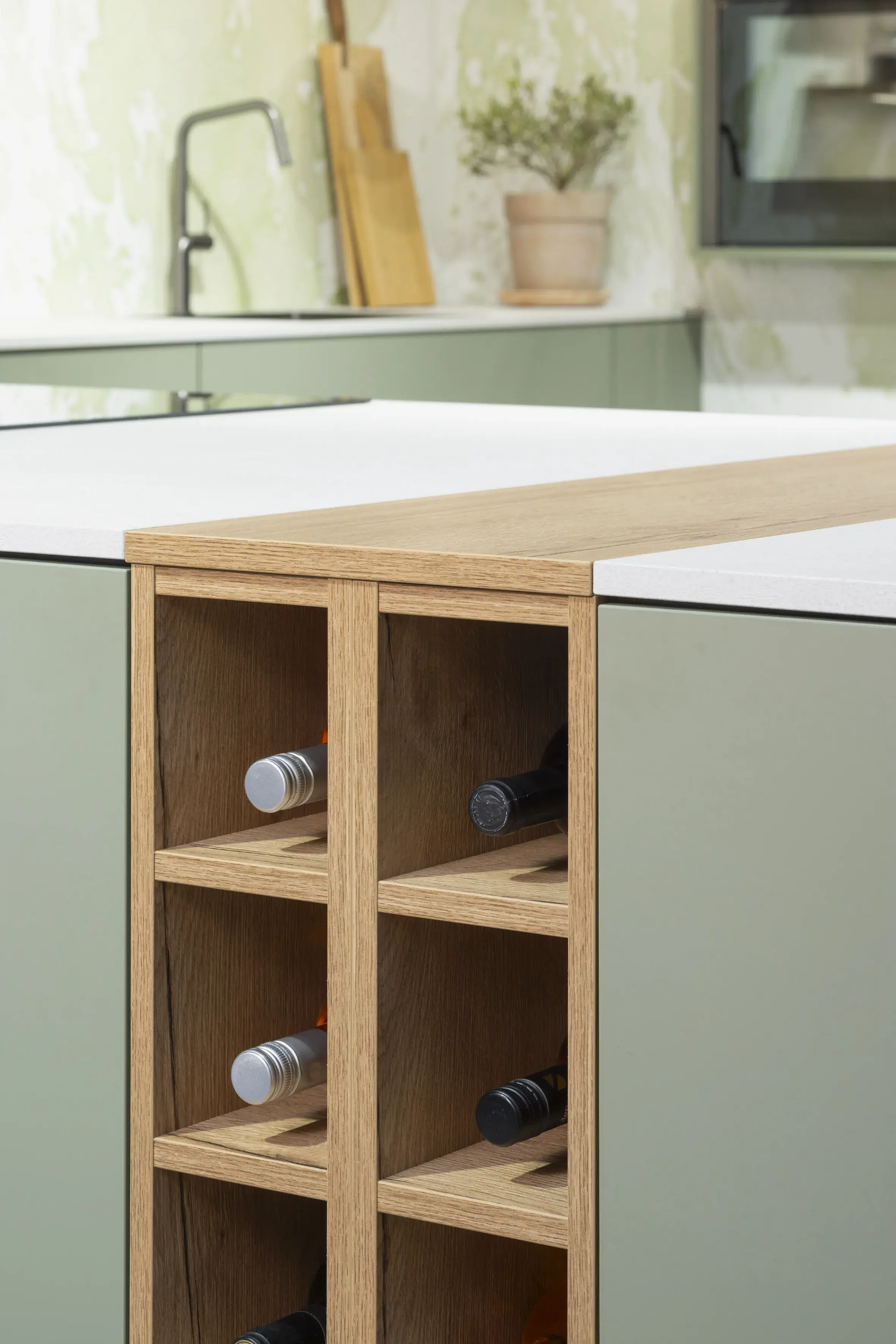 Nobilia-Küche in Olive-matt - Weinregal - Teilansicht